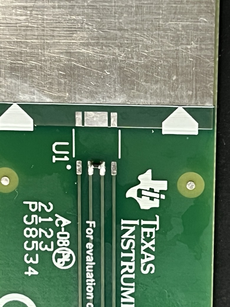  焊接到測試 PCB 上的 NTC，跨越最小間隙