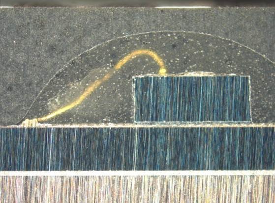  采用低模量材料和 TI BAW 技術(shù)制成的敏感時(shí)鐘芯片的橫截面圖，該時(shí)鐘芯片可將封裝應(yīng)力與硅電路分離，從而在寬溫度范圍內(nèi)實(shí)現(xiàn)一致且精確的計(jì)時(shí)性能。