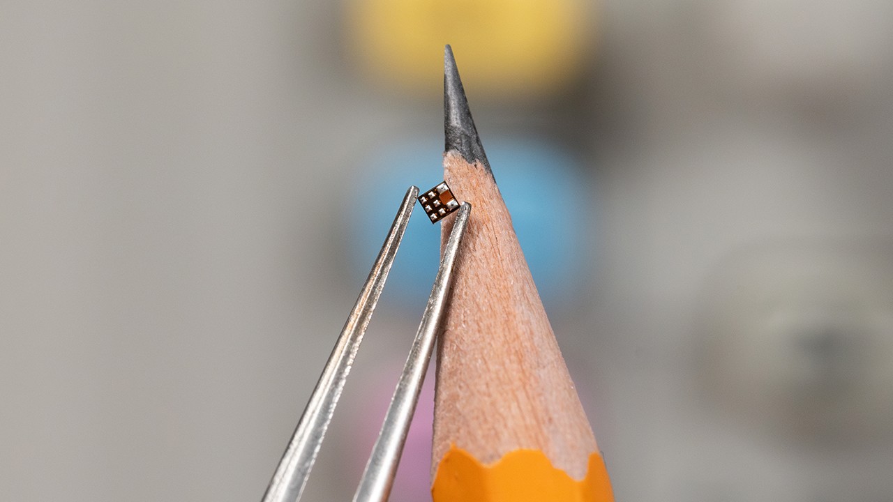  對于采用 EZShunt? 封裝技術(shù)的 INA700 電流檢測放大器，有 1.2mm × 1.33mm WCSP 這一封裝選項可供選擇，總面積僅為 1.637mm2。集成的 2mΩ 銅引線框用作分流電阻器。