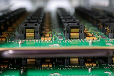  TI 的一家封裝和測試工廠正在進(jìn)行高溫測試，其中電路板上采用多種封裝形式的測試插座用于檢測高溫環(huán)境下的工作壽命。