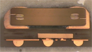  采用 MicroSiP? 封裝的 TI TPS82670 降壓轉(zhuǎn)換器的橫截面。嵌入式硅電路位于其電感器下方